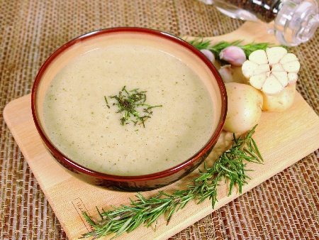 Чеснова картофена крем супа с праз и крутони - снимка на рецептата